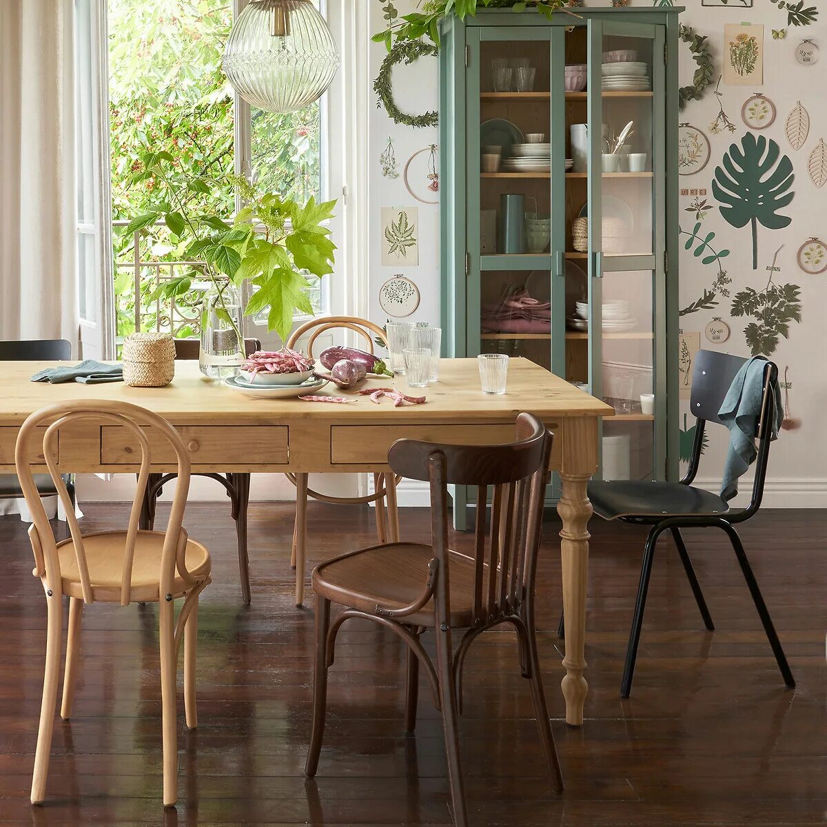 Зеленая мебель в интерьере Camille Emerald Green Velvet Scalloped Chair Julian Joseph Home design living