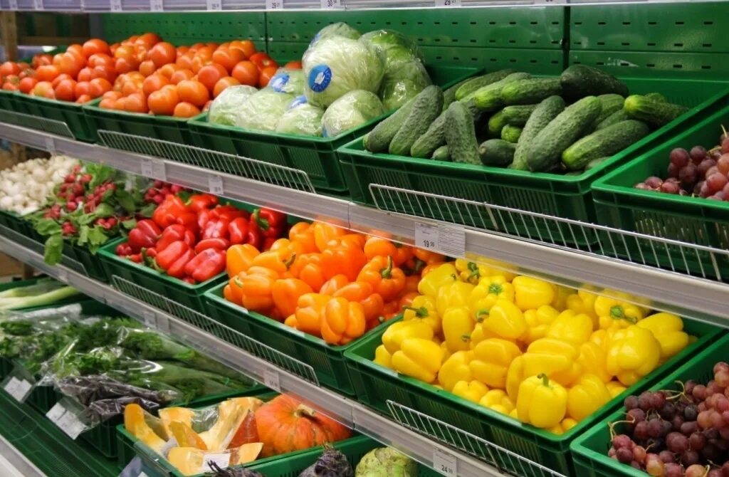 Vegetables shop. Прилавок с овощами и фруктами. Овощной прилавок. Витрина овощи и фрукты на рынке. Овощи на рынке.