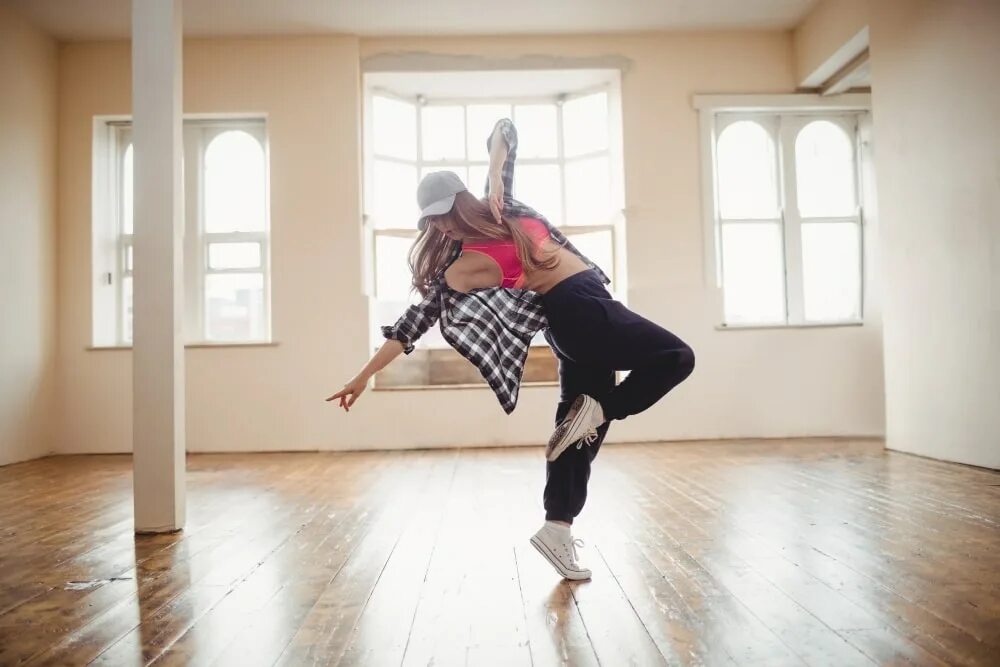 Базовые движения современного танца. Занятия зумбой. Урок танцев для начинающих под современную музыку. Урок танцев для начинающих под современную музыку. Современные танцы.