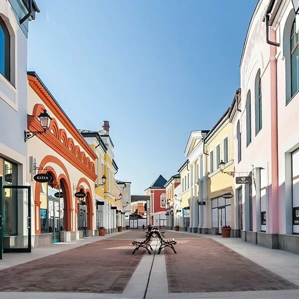 Outlet фото. Мега белая дача Village. Аутлет белая дача Москва. Новая Рига аутлет Виладж. Аутлет Виладж белая дача.