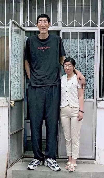 8 90 метра. Самый высокий человек в мире Бао Ксишун. Бао Сишунь рост. Самый высокий китаец в мире рост.