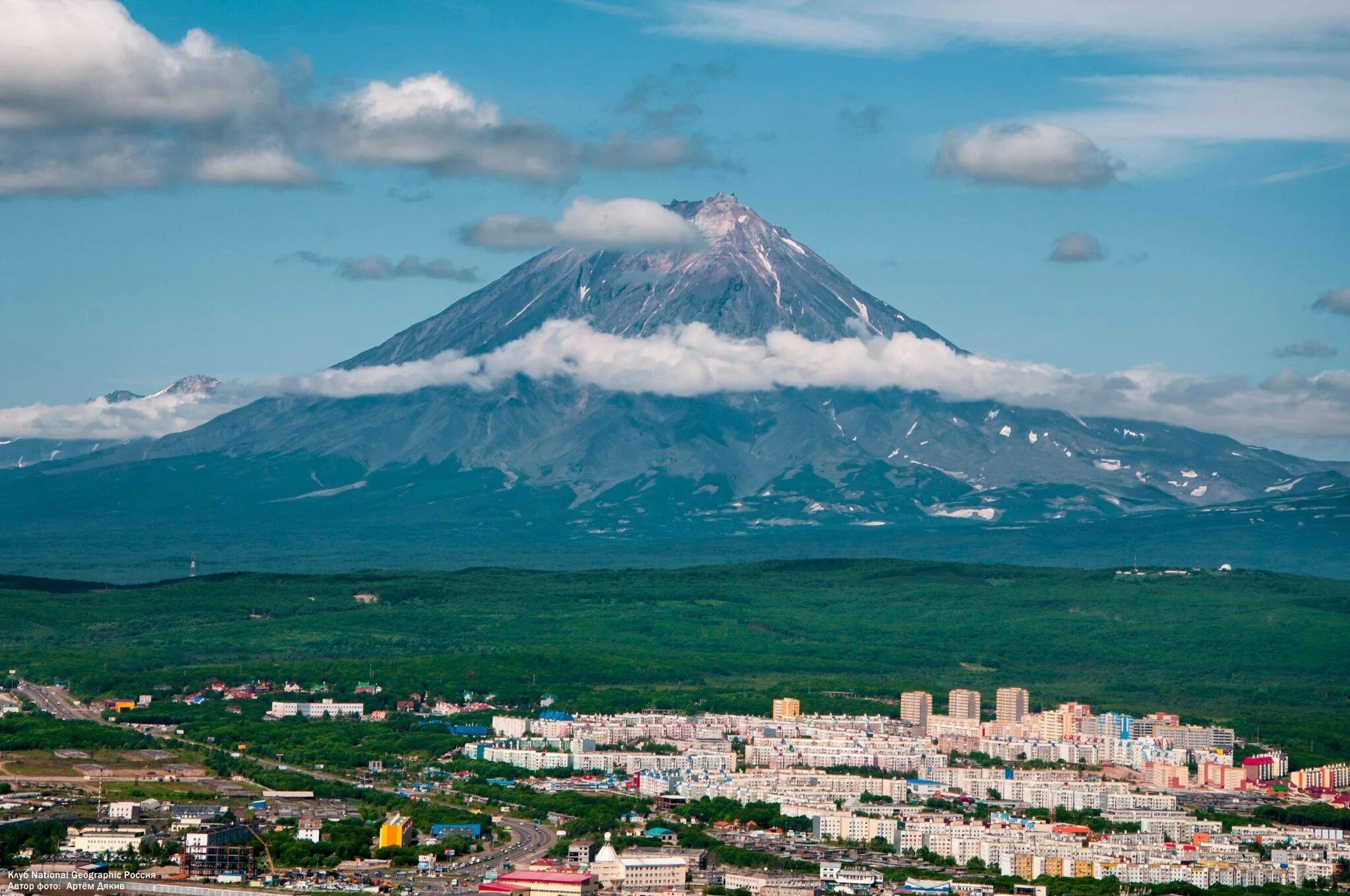 Агентства камчатский край. Петропавловск-Камчатский Корякская сопка. Корякская сопка вулкан. Вулкан Корякская сопка Камчатка. Петропавловск Камчатский вулкан Авача.