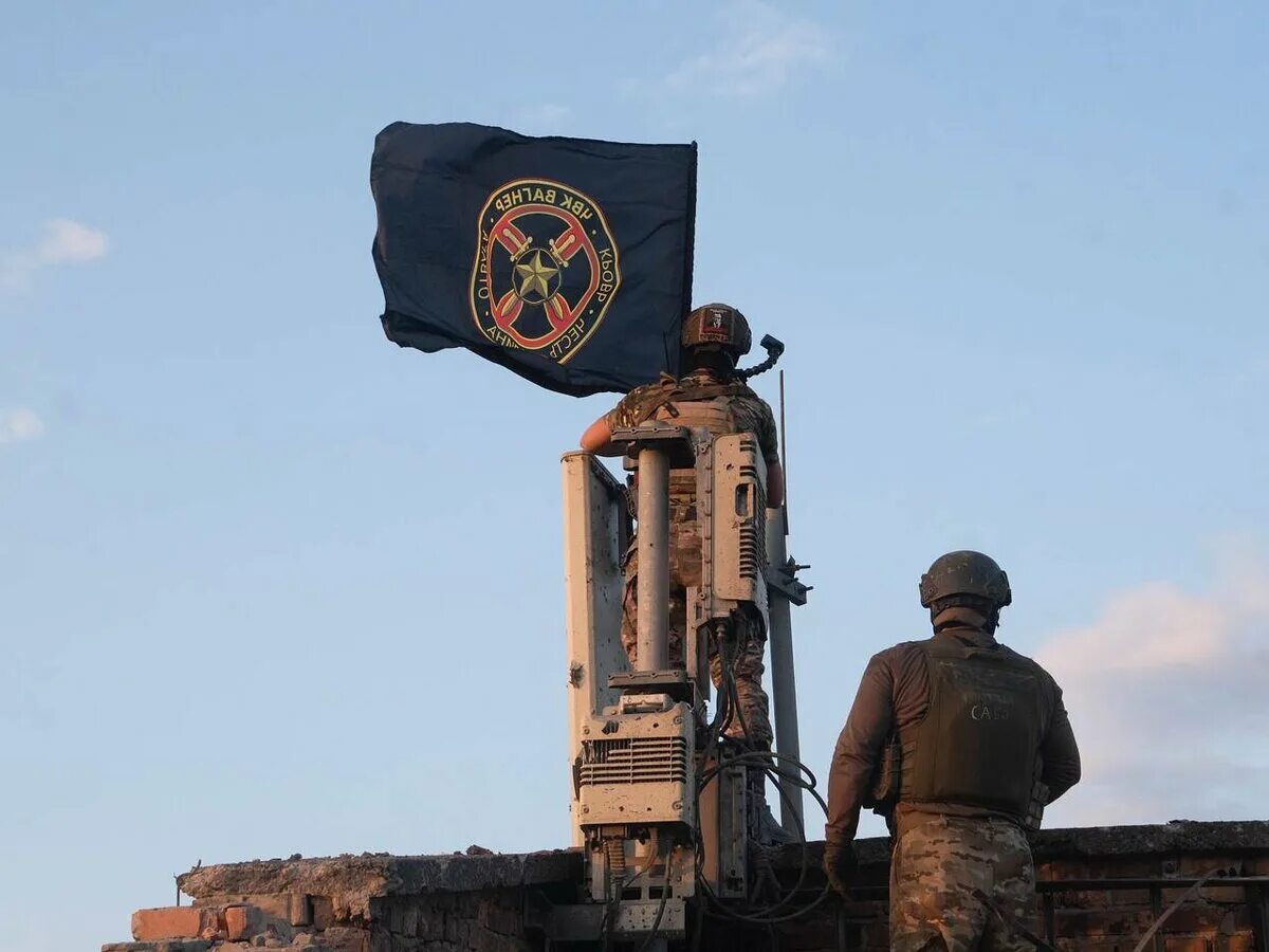 Чвк вагнер бахмут. День взятия бахмута вагнером. Броневики чвк вагнера. Штурм бахмута чвк вагнера. Бойцы чвк вагнера.