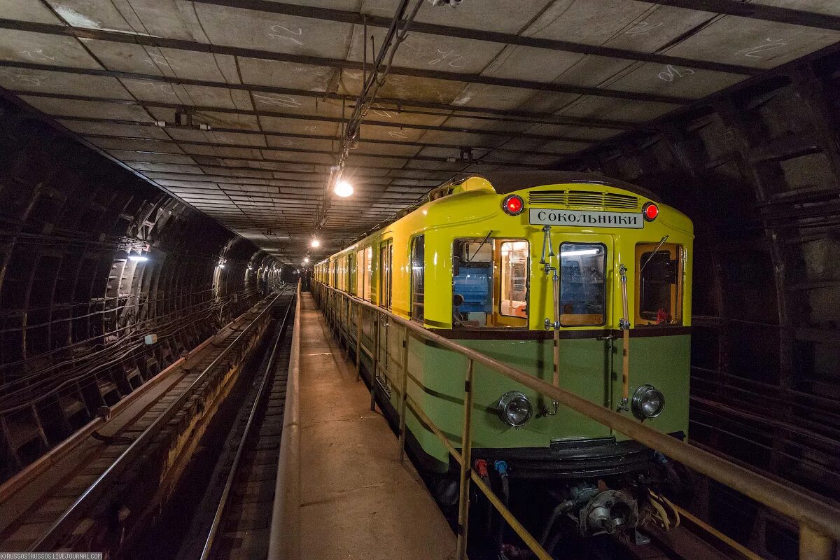 Метро ретро поезд сокольники. Метровагон ретро поезд сокольники. Метровагон еж3 салон линкруст. Самый первый поезд метро москвы. Вагон метро типа а.