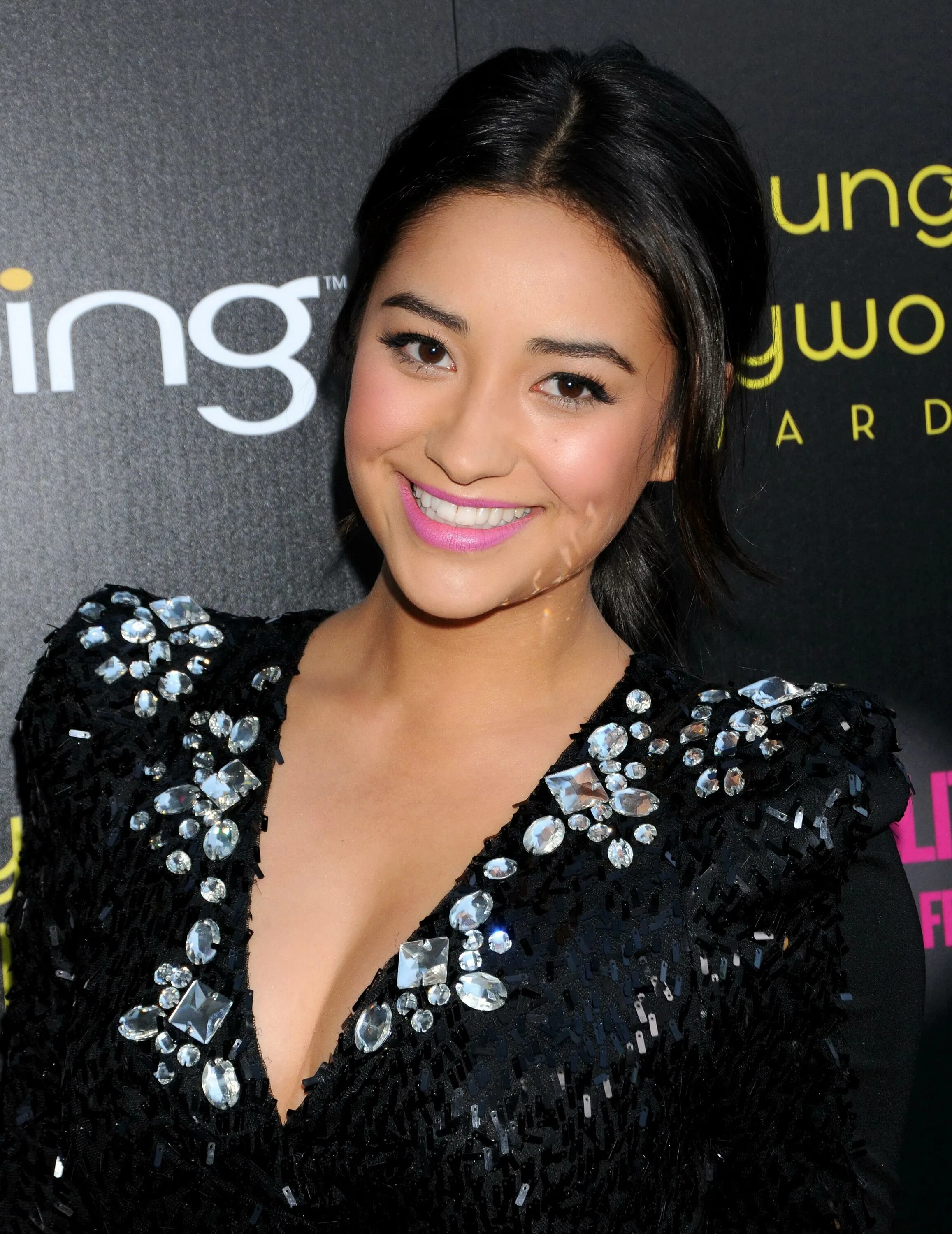 Митчелл янг и такер киприано. Shay mitchell. shay mitchell 2011. шей митчелл 2025. шей митчелл хор.