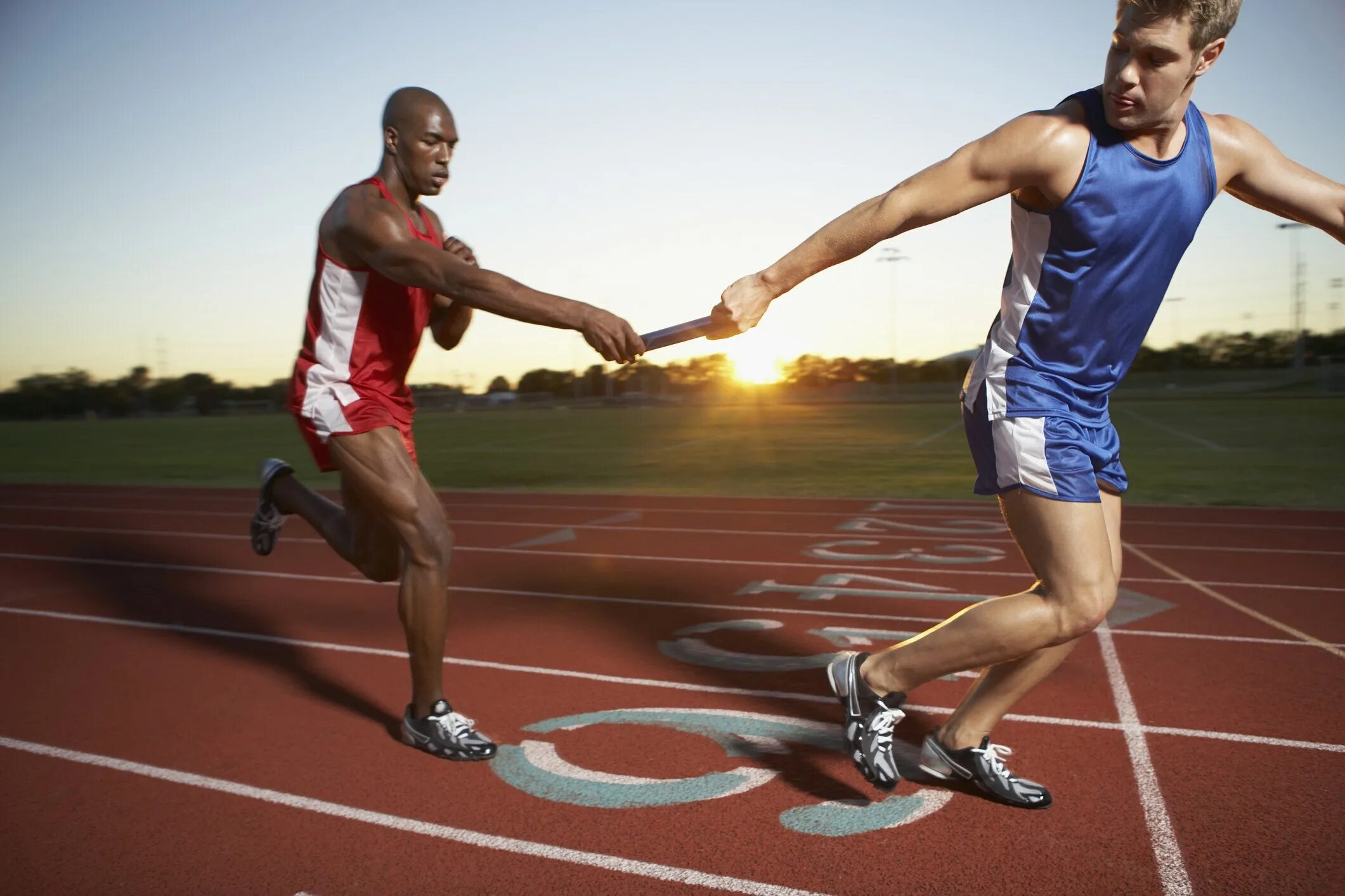 Шоссейные гонки на велосипедах. Эстафетные палочки для легкой атлетики. Спортсмен бежит к финишу. Спортивные люди. Choose a race.