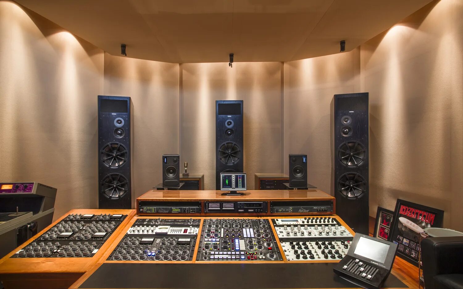 Qx4-6000 Studiomaster. Студия мастеринга. Сведение и мастеринг. Студия звукозаписи Metropolis Studios.