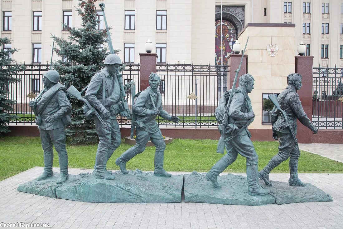 В каком городе установлен памятник героям. Памятники у министерства обороны на фрунзенской набережной. памятник они сражались за родину на фрунзенской набережной. фрунзенская набережная памятник никулин. памятник фильму офицеры на фрунзенской набережной.