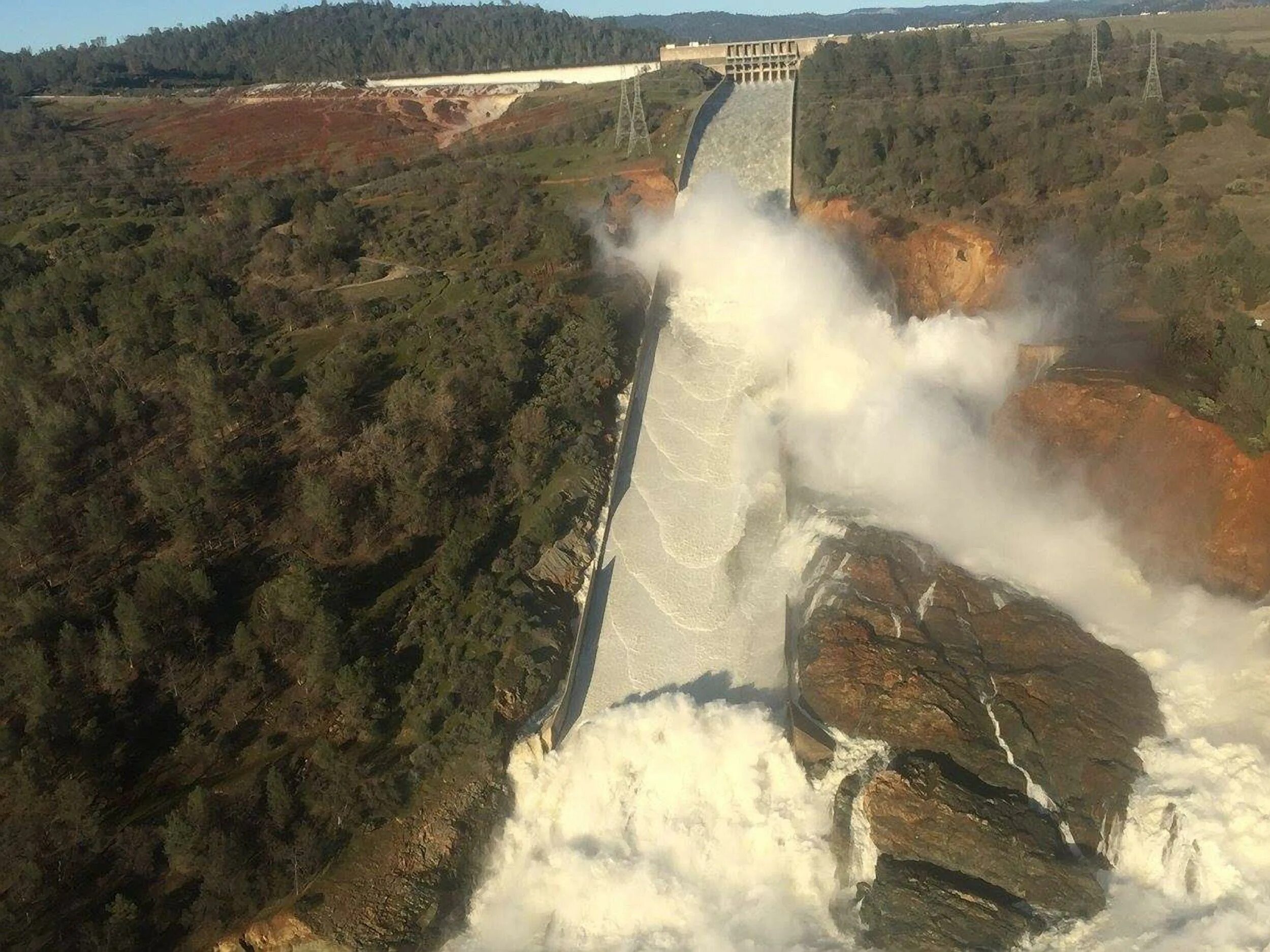 Волна прорыва и катастрофическое наводнение. Прорыв плотины Оровилл. Оровилл (Калифорния). Дамба Оровилля. Валь-ди-ставе, прорыв плотины.