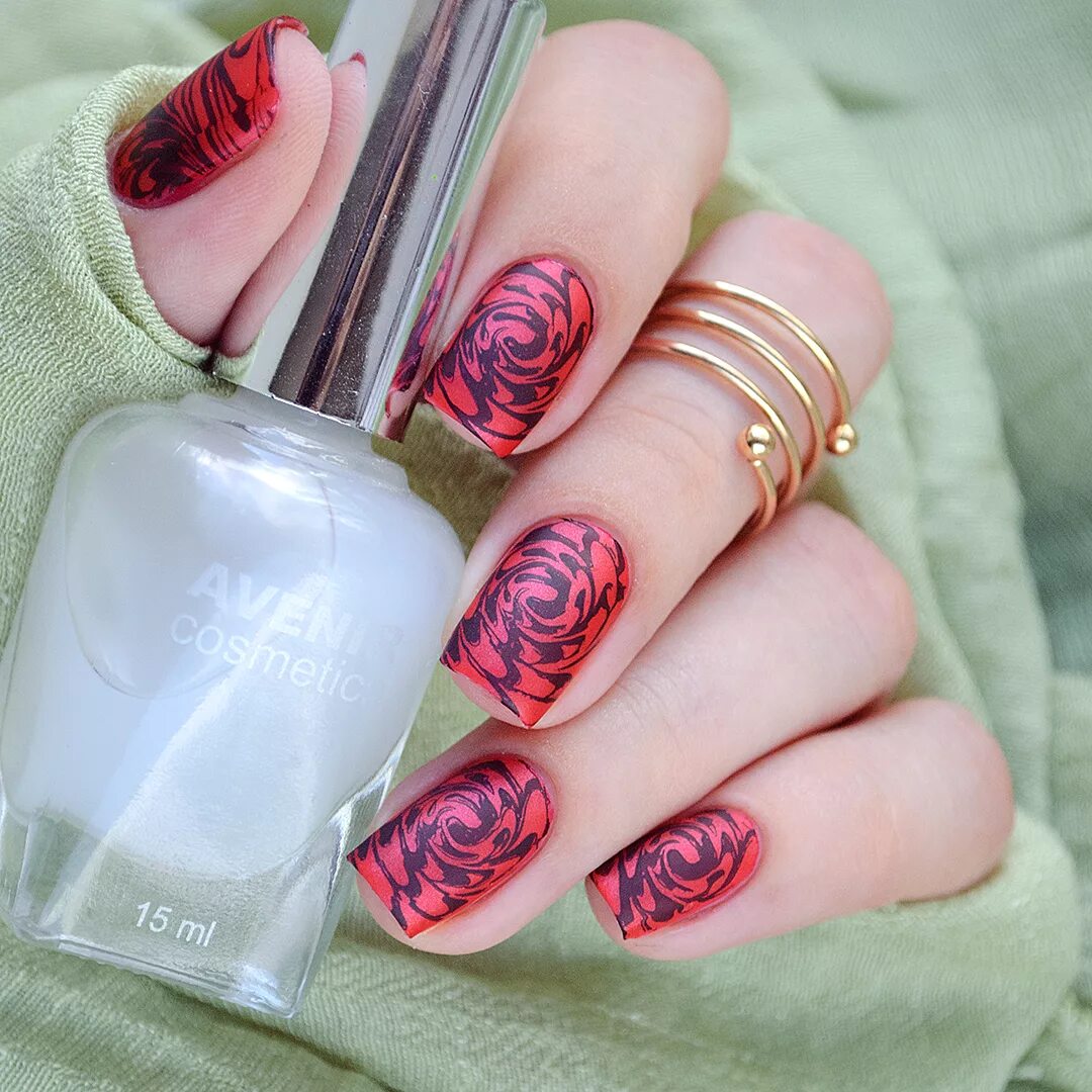 Маникюр стемпинг. Маникюр со стемпингом. Стемпинг для ногтей. Стемпинг обычным лаком для ногтей. Маникюр стемпинг.