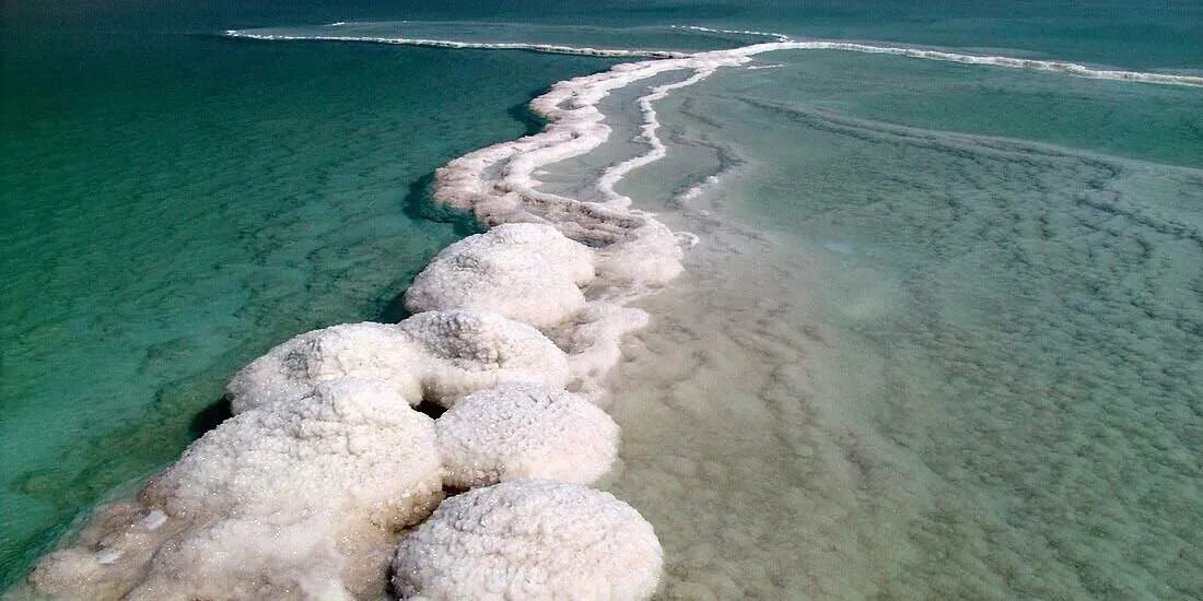 Соленая вода название. Соль мёртвого моря. Мёртвое море глыбы соли. Солевые острова в Мертвом море.