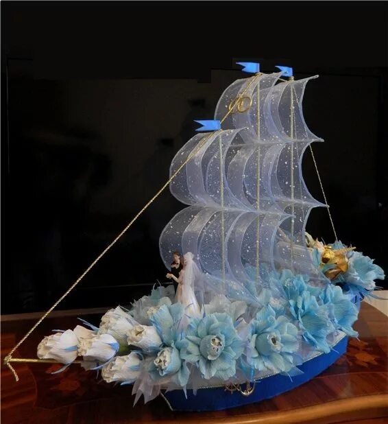 Букет "алые паруса". Цветочная композиция на коре. Геленджик памятник ассоль и алые паруса. Чарльз демут художник картины. Абстрактная композиция на морскую тему.