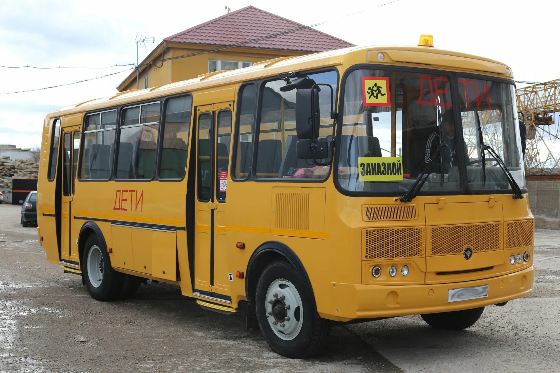 Желтые автобусы дети. ПАЗ 3205 желтый. ПАЗ 3205 школьный автобус. ПАЗ 3205-70. ПАЗ школьный автобус сбоку.