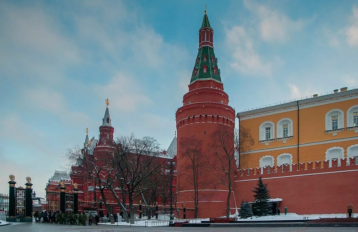 Какие башни в кремле москва. Угловая Арсенальная башня Московского Кремля. Угловая Арсенальная (Собакина) башня. Собакина башня Московского Кремля. Оружейная башня Московского Кремля.