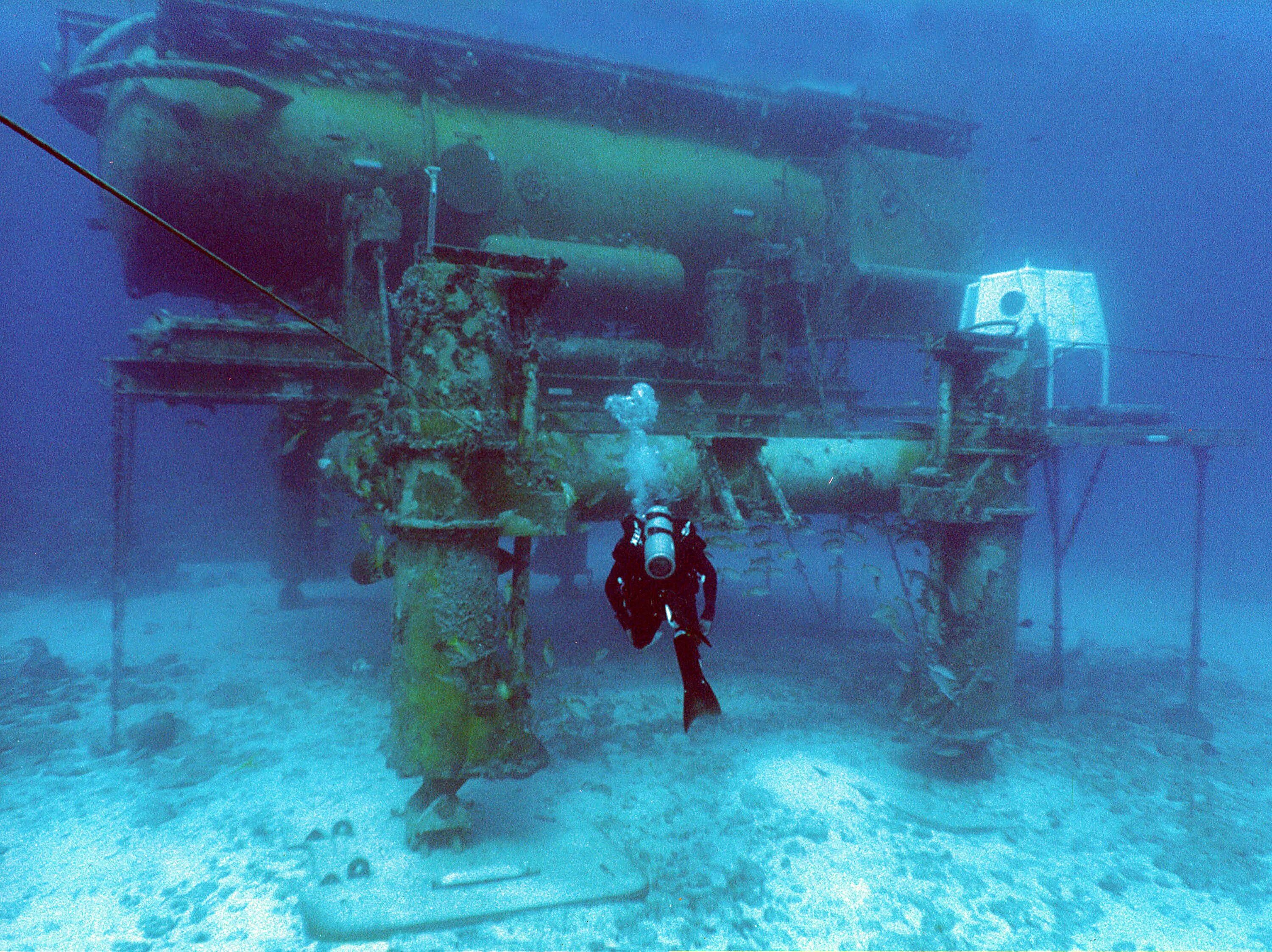 Подводные технические системы. Подводная станция Аквариус. Жак Ив Кусто подводная станция. Жак Ив Кусто подводный дом. Жака Кусто подводная лаборатория.
