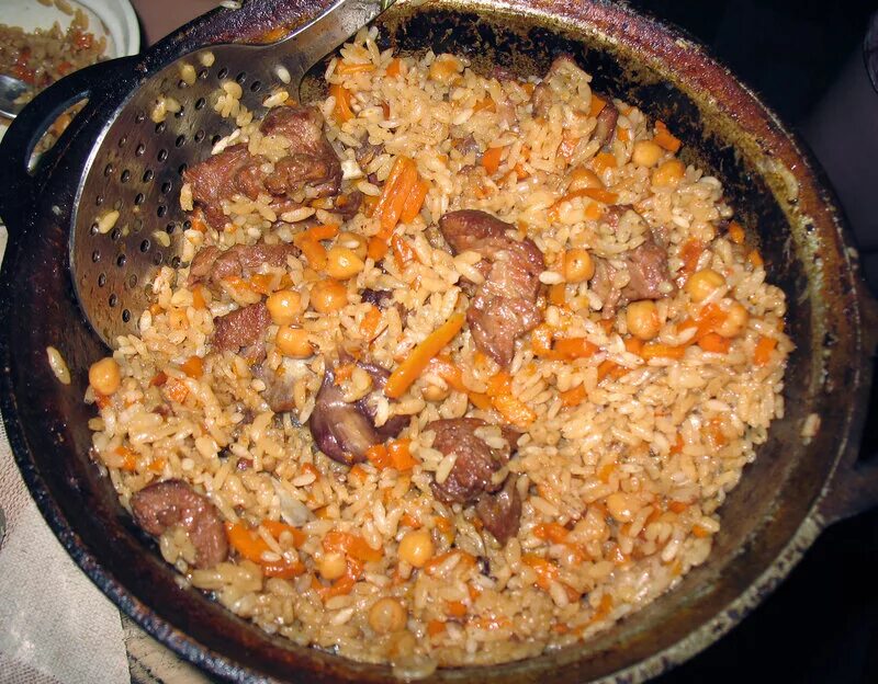 плов. плов узбекский в кастрюле. плов узгенский рис. плов с курицей. узбекский плов в казане.