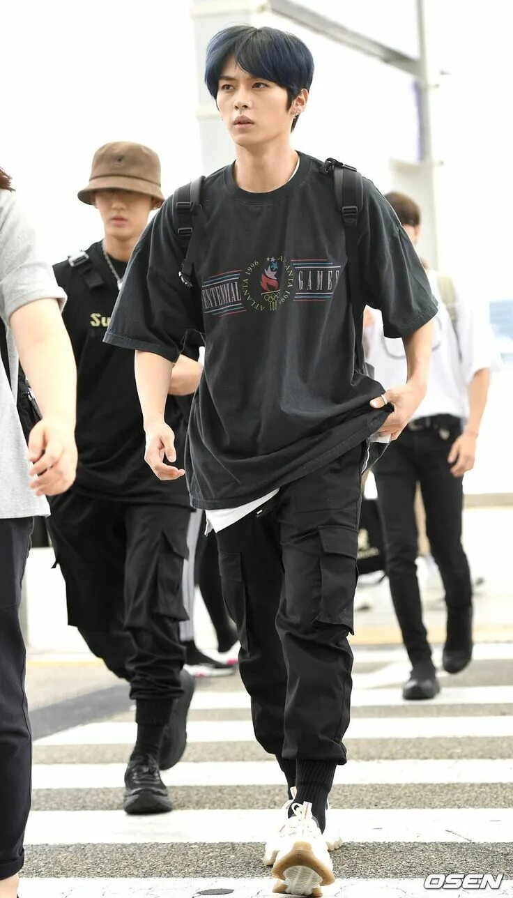 Lee know. Ли мин хо stray kids. Минхо шайни. Мигхо в полный рост stray kids. Минхо stray kids в полный.