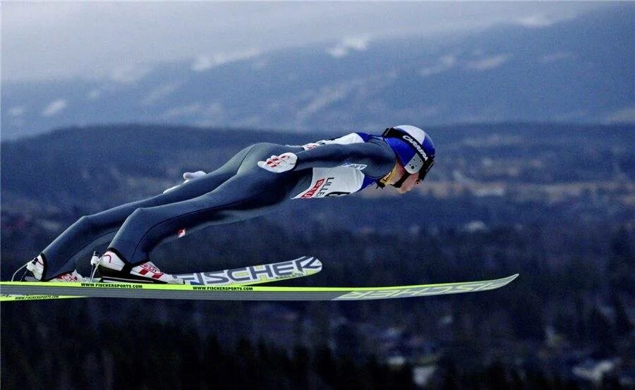 Виды лыжного спорта прыжки с трамплина. Лыжный спорт прыжки с трамплина. Олаф Рюэ прыжки с трамплина. Прыжки на лыжах с трамплина вид спорта. Прыгун с трамплина на лыжах.