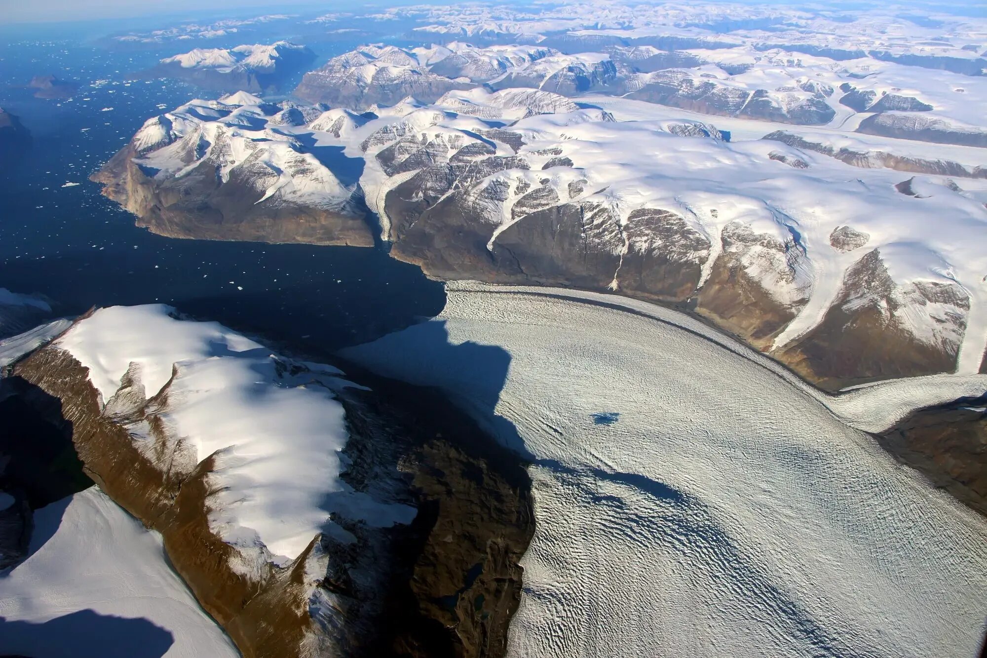 Большой остров покрытый льдами. Таяние ледников в Гренландии. Покровные ледники Гренландии. Гренландский ледяной щит. Ледник Гренландия земля.