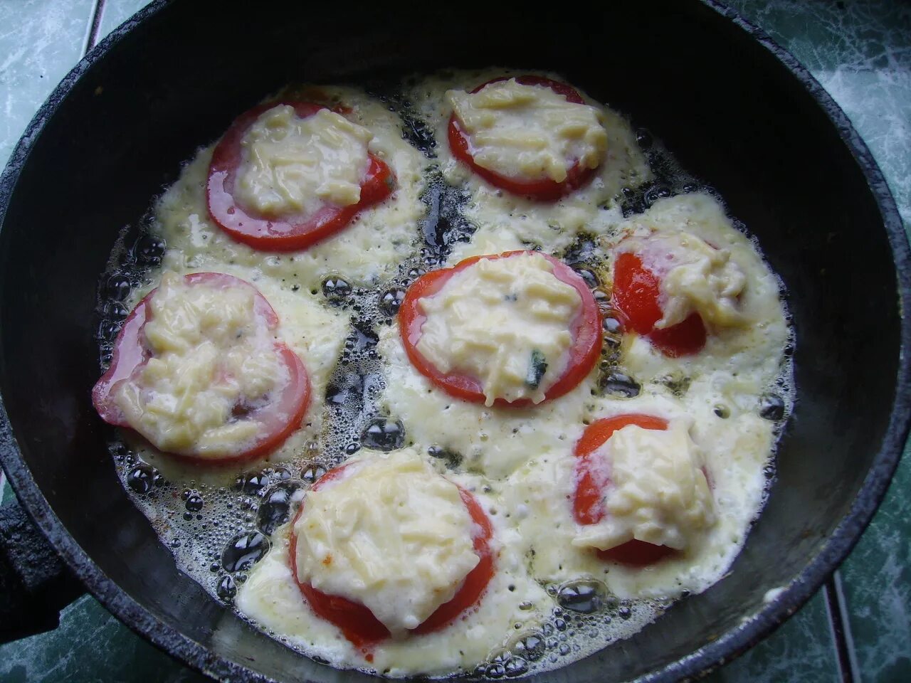 Жареные помидоры с сыром и чесноком. Кабачки помидоры сыр на сковороде. Помидоры с сыром на сковороде. Кабачки с помидорами и сыром на сковороде с чесноком. Помидоры с чесноком и сыром на сковороде.