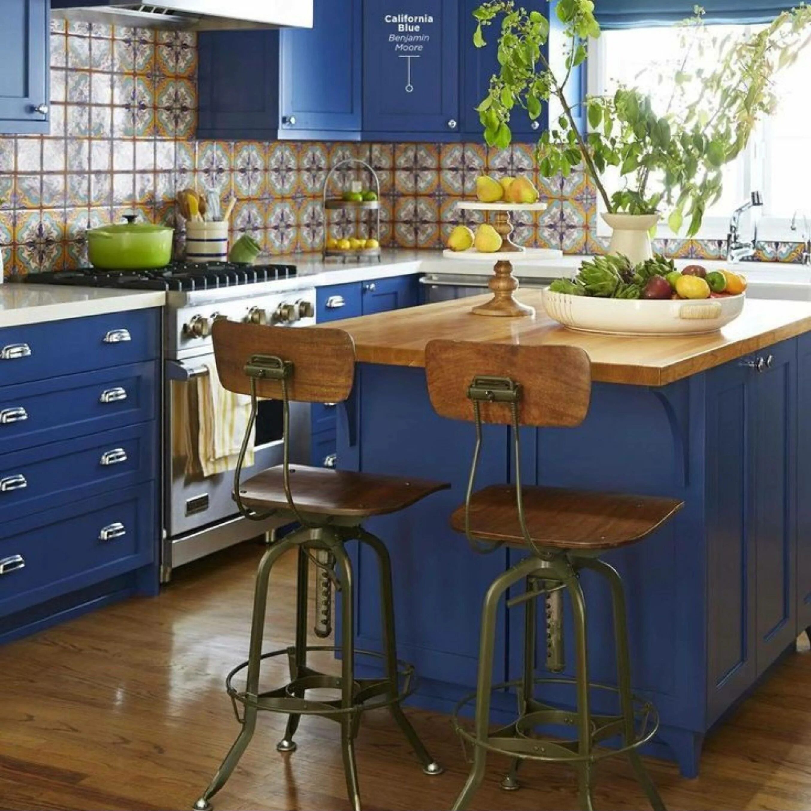 Синяя кухня. Синие кухни. Кухня в синем цвете. Синяя кухня в средиземноморском стиле. Кухня в синих тонах интерьер.