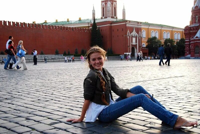 Сидеть на красной площади. Красиво сфоткаться на красной площади. Люди на красной площади. Кремль люди. Красивая девушка на красной площади.