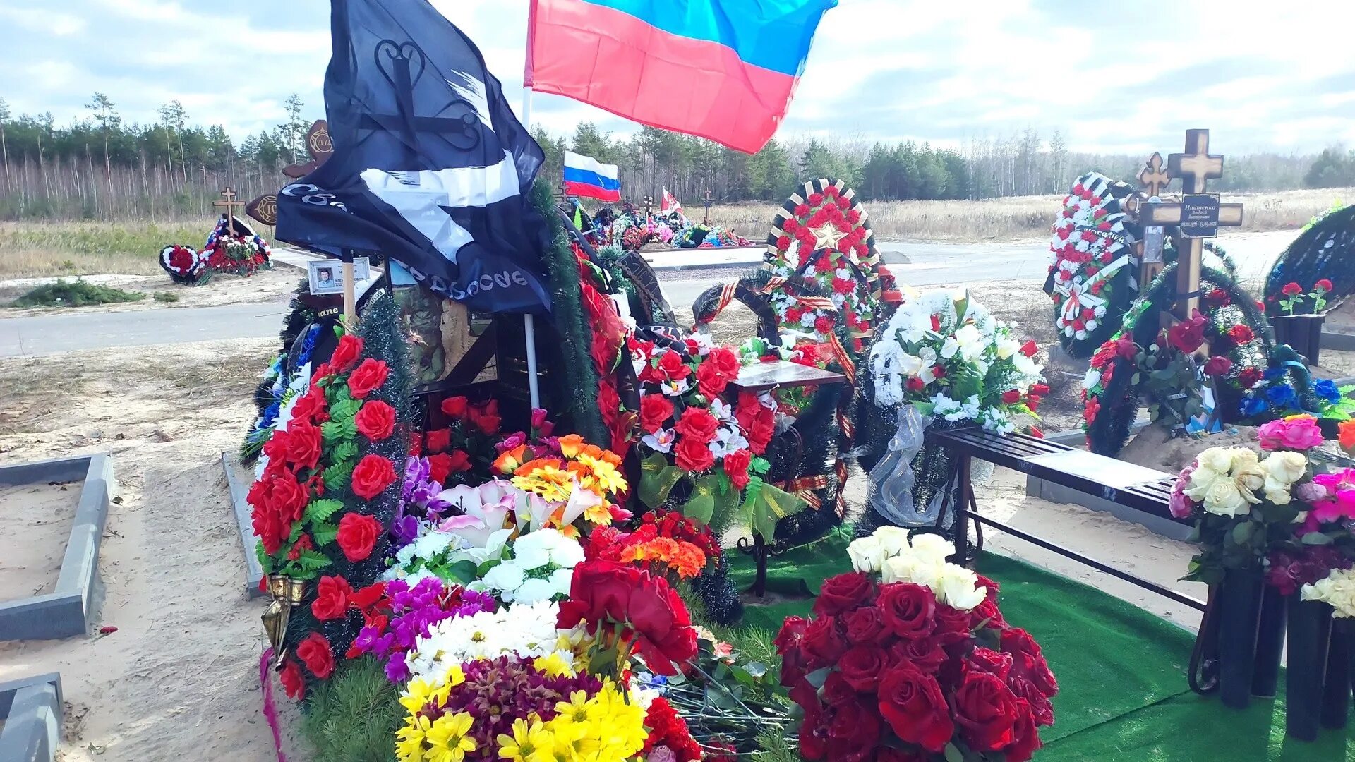 Гибнут на сво. Могила. Простились с погибшим мобилизованным. Кладбище фото. Морское кладбище аллея славы.