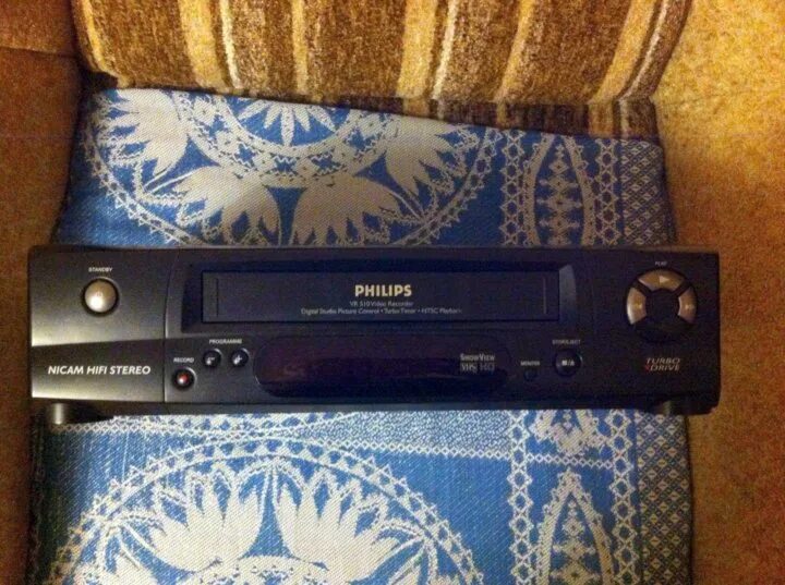 Philips vr510. Видеомагнитофон Philips VR 253. Видеомагнитофон Philips VR 402 вид сбоку.