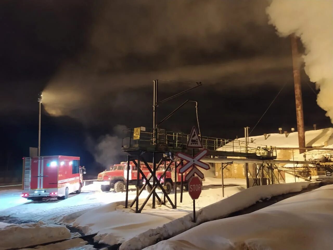 Что случилось на нпз ярославль. Пожар на нпз ярославль. пожар на нефтеперегонном заводе ярославль. тутаев нефтеперерабатывающий завод менделеева. нефтеперерабатывающий завод ярославль менделеева.