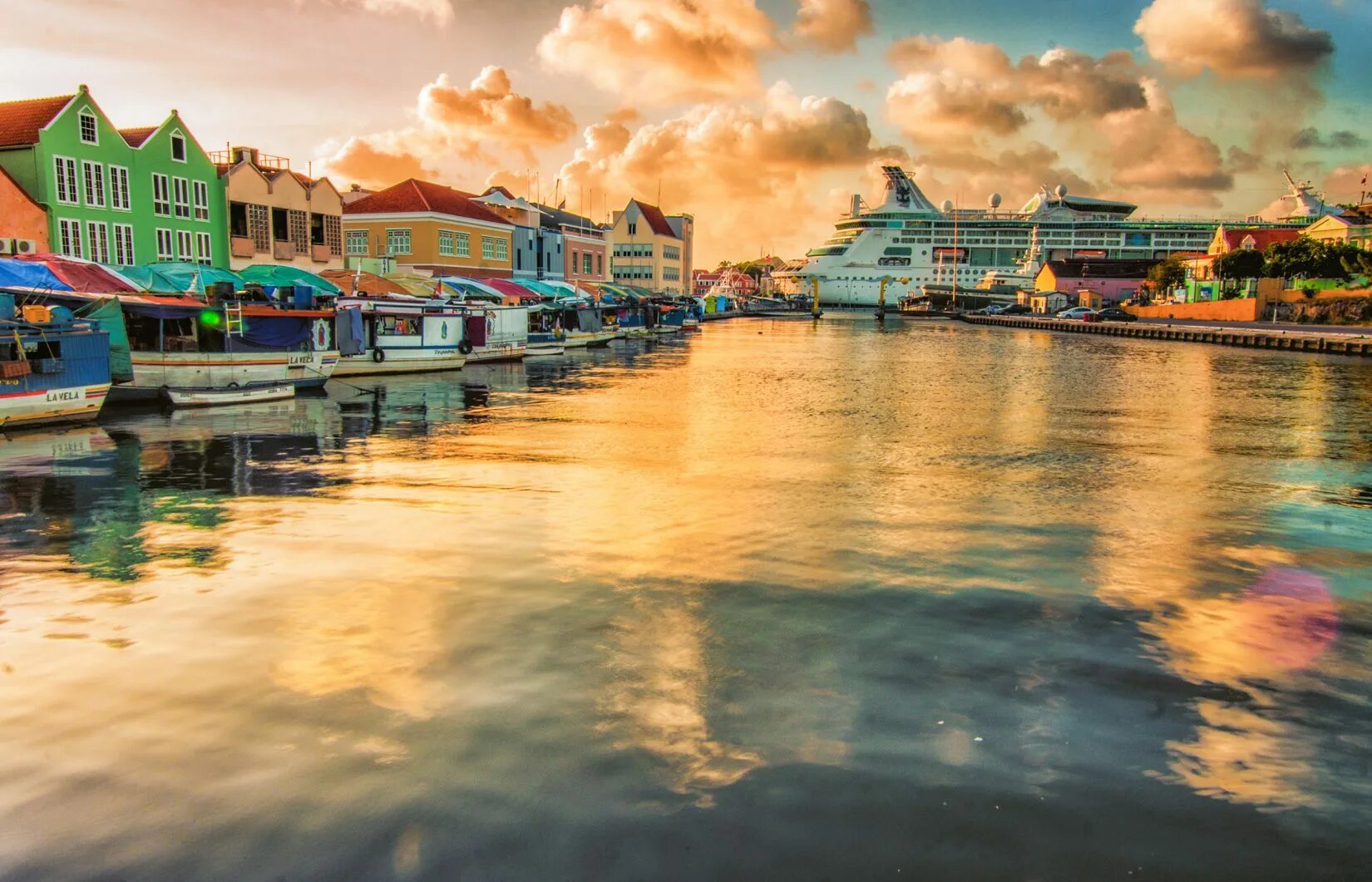 Caribbean city. Виллемстад антильские острова. Кюрасао столица виллемстад. Caribbean city. Caribbean city.