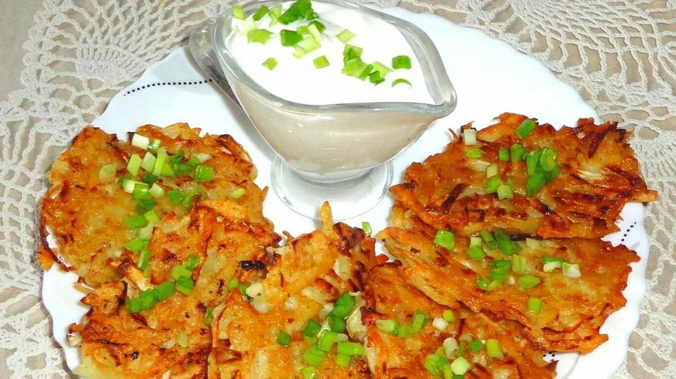 Драники лук добавляют. Драники с луком. картофельные драники с луком. драники с луком вкусные. картофельные драники с морковью и луком.