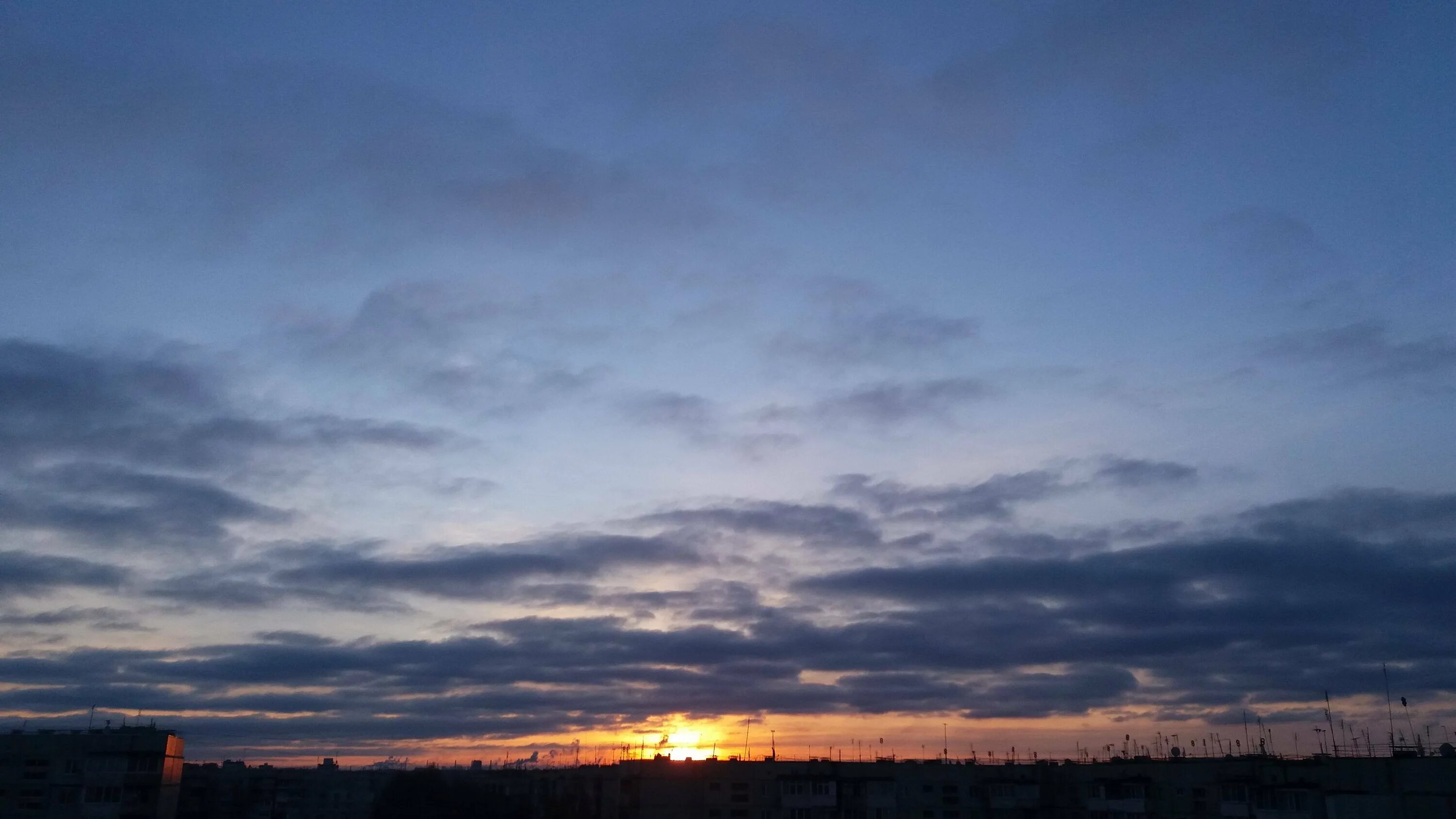 Облака над городом. Небо зовет надпись. Голубое небо в городе. Небо над городом. Небо над городом.