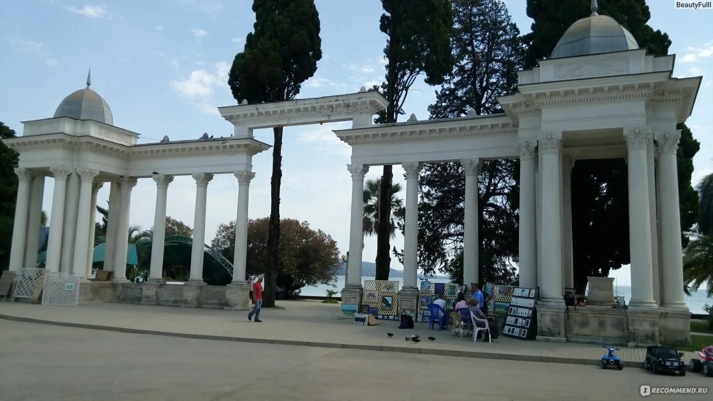 Колоннада в сухуми. Абхазия сухум парк аттракционов. колоннада сухум. городской парк сухум абхазия. абхазия парк статуй.
