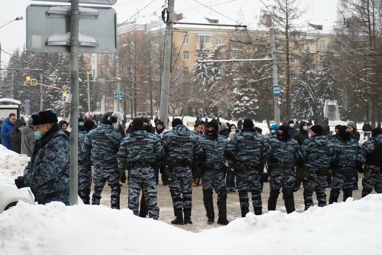 Омон это росгвардия. ОМОН Балтика. Полиция ОМОН Росгвардия. Через окно ОМОН. ОМОН Росгвардии.