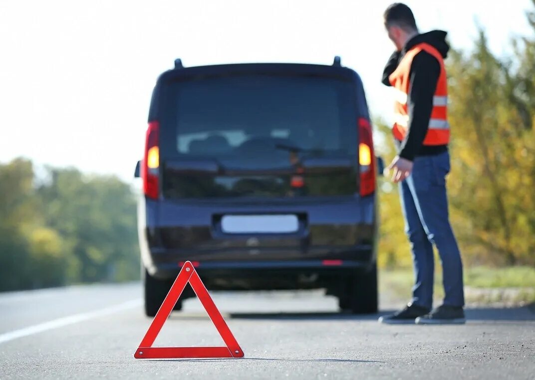 Вынужденная остановка. Автомобиль на аварийке. Препятствие на дороге. Аварийный сигнал автомобиля.