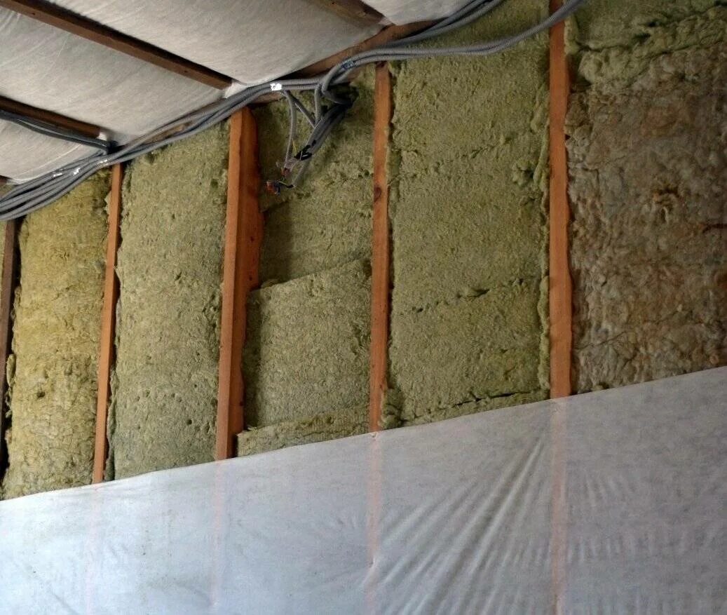 Эковата паробарьер. Монтаж стены изнутри пароизоляция стен. Утеплитель и пароизоляция для стен. Утеплитель для стен внутри дома.