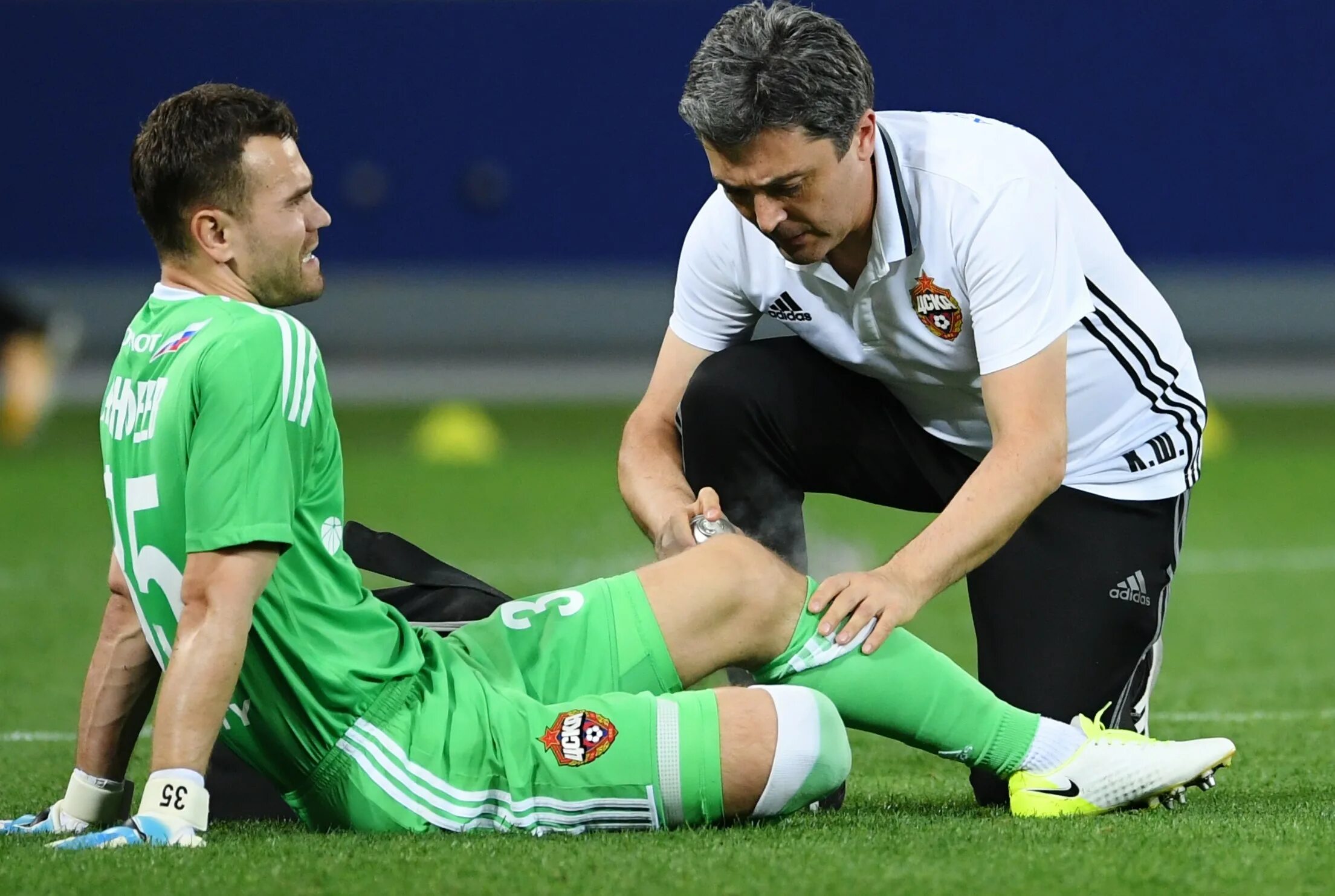 Футбол и медик. Енисей фк женщины. Игорь акинфеев травма колена. Врач футбольной команды. Врач футбольной команды.