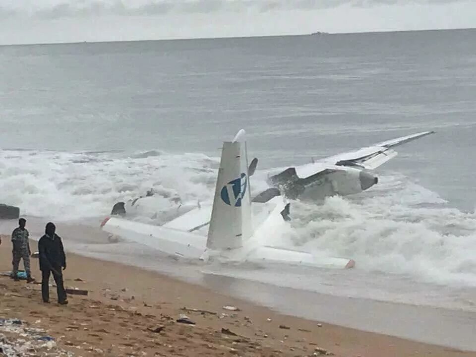 Какой самолет упал в море. Самолет над побережьем. Самолёт падает в море. Самолеты упавшие в море. Самолет упал в море.