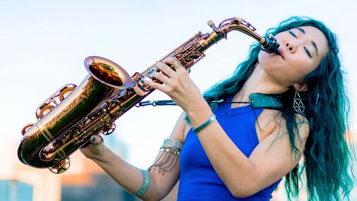Саксофон 80х. Фотосессия с саксофоном. Саксофонист в неоне. Саксофон 80х. Фелисити саксофонистка.