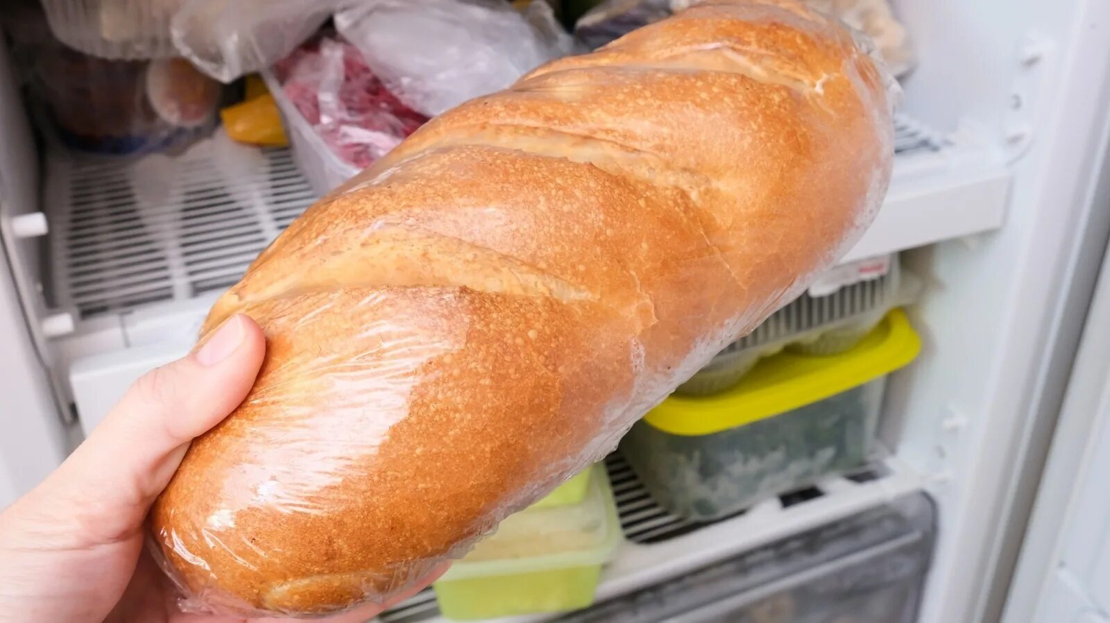 There is bread in the fridge. Хлеб в холодильнике. Хлеб в морозильнике. Хранение хлеба. Вчерашний хлеб.
