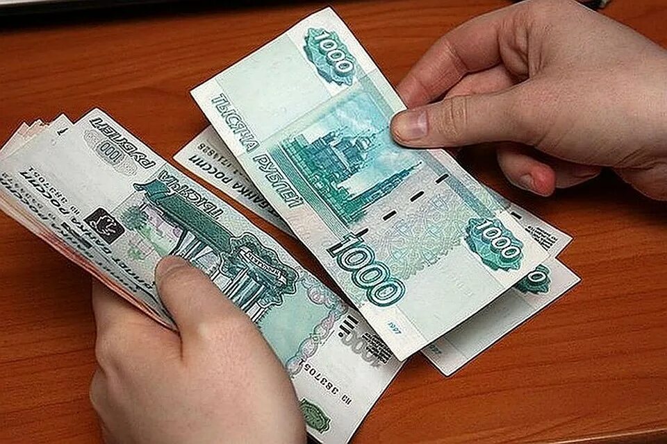 держите тысяч. держите тысяч. держи два рубля мем. фотография 1000 рублей. деньги в руках.