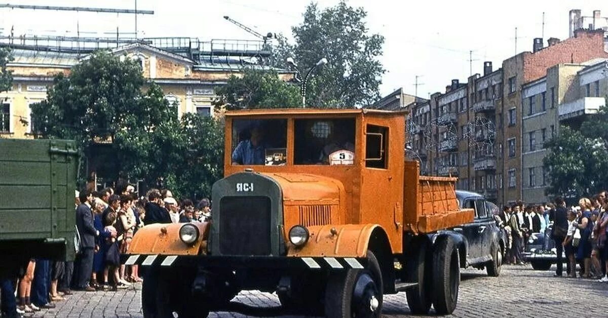 Ярославский автомобильный завод. Яаз 200 тягач. Яаз 210 седельный тягач. Яаз-205 самосвал. Бортовой грузовик яаз-210.