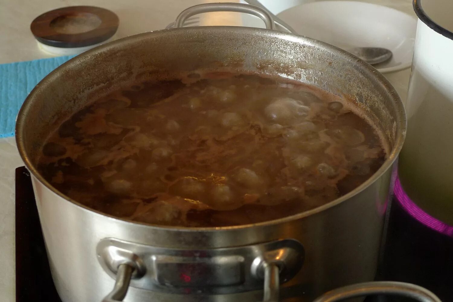 Готовим с мясом в кастрюле. Бульон в кастрюле. кастрюля с едой. большая кастрюля с едой. мясо в кастрюле.