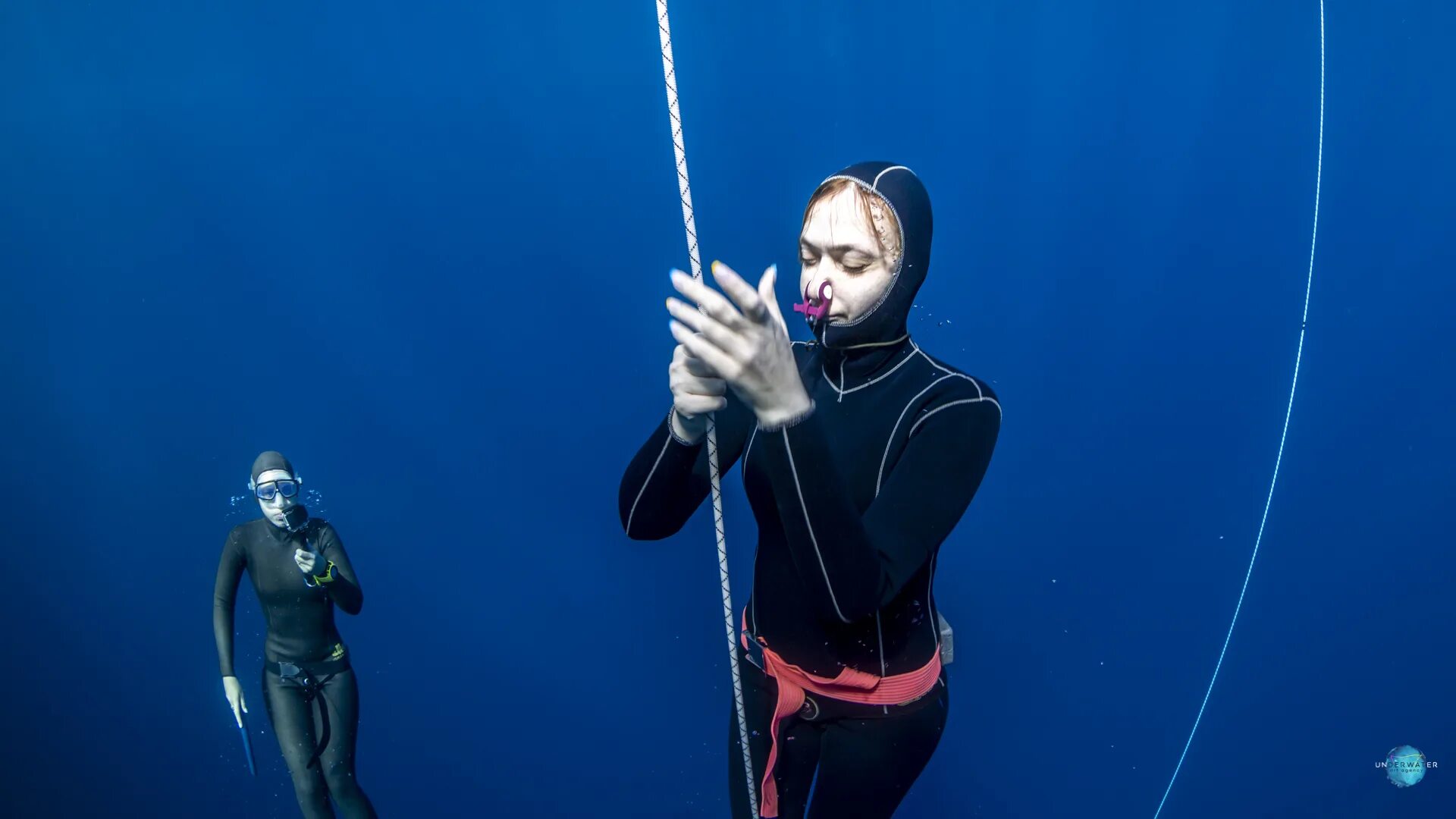 погружение в воду. фридайвер джорджина миллер. алексей молчанов дайвер. рекорд фридайвинга по глубине. фридайвинг.