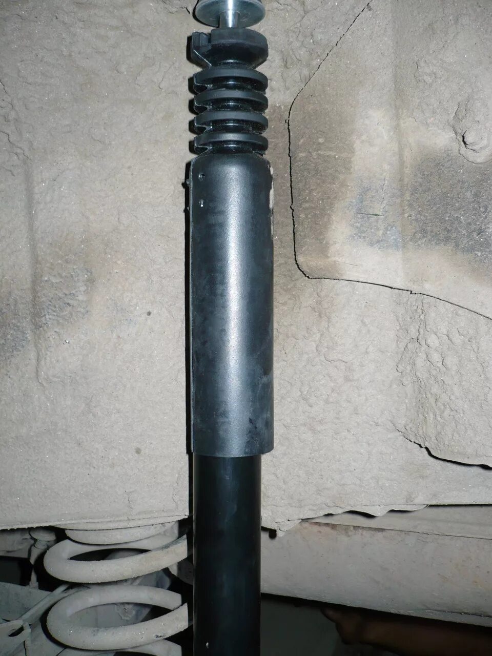 Replacing the shock absorber rear suspension (Renault Logan 1, 2004-2012, petrol