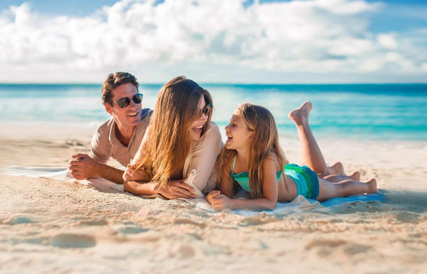 Куда поехать в июле на море 2024. Семья на пляже. Лето пляж. Пляж море люди. Люди на пляже.