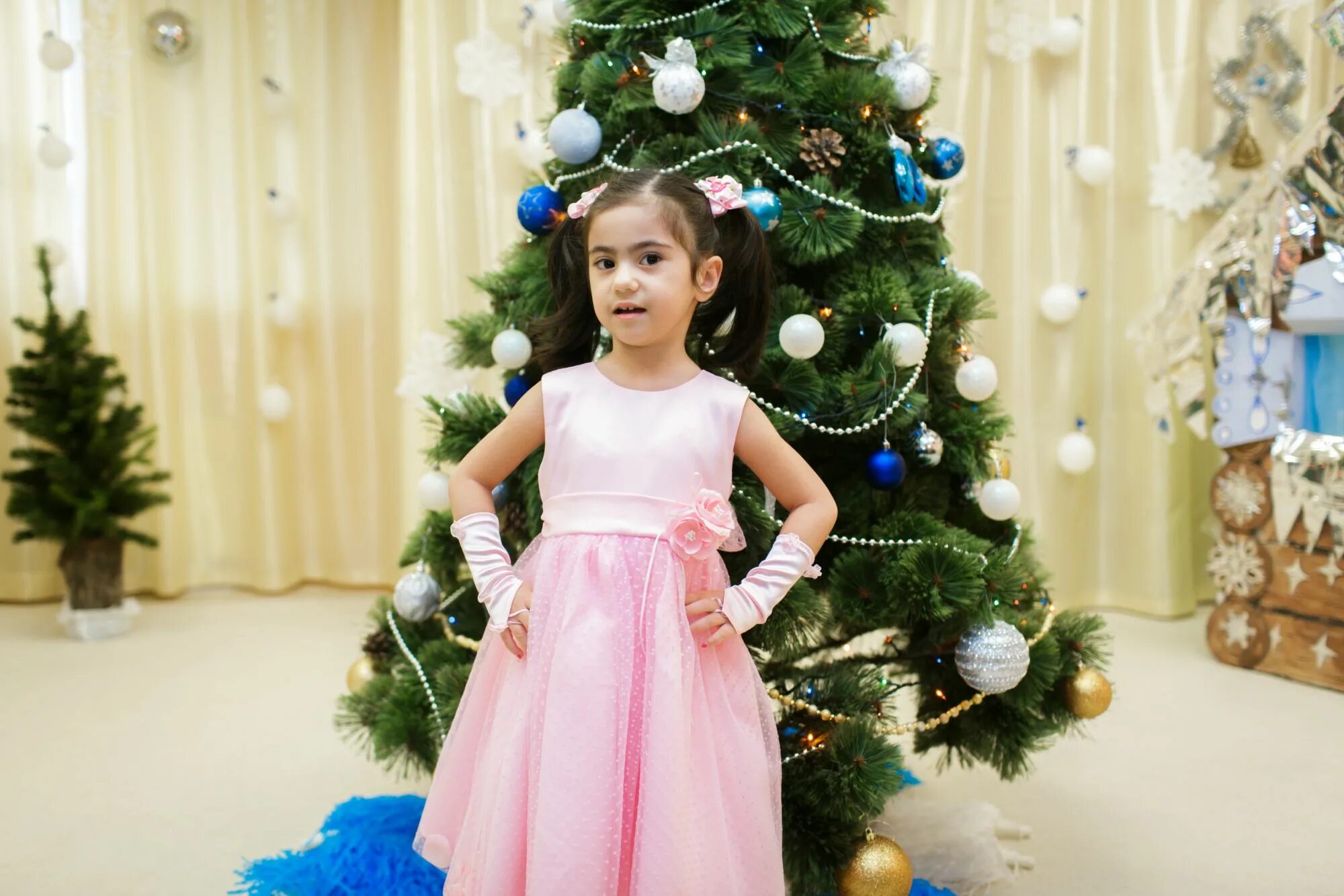 платье на утренник в детском саду 8 марта. утренник в садике. наряды для девочки на утренник в садик. белое нарядное платье для девочки. платье для девочки на новогодний утренник.