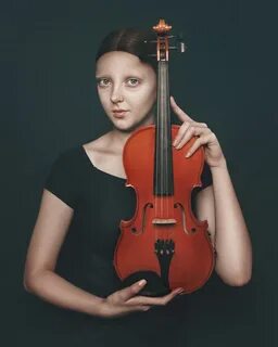 Странная женщина она