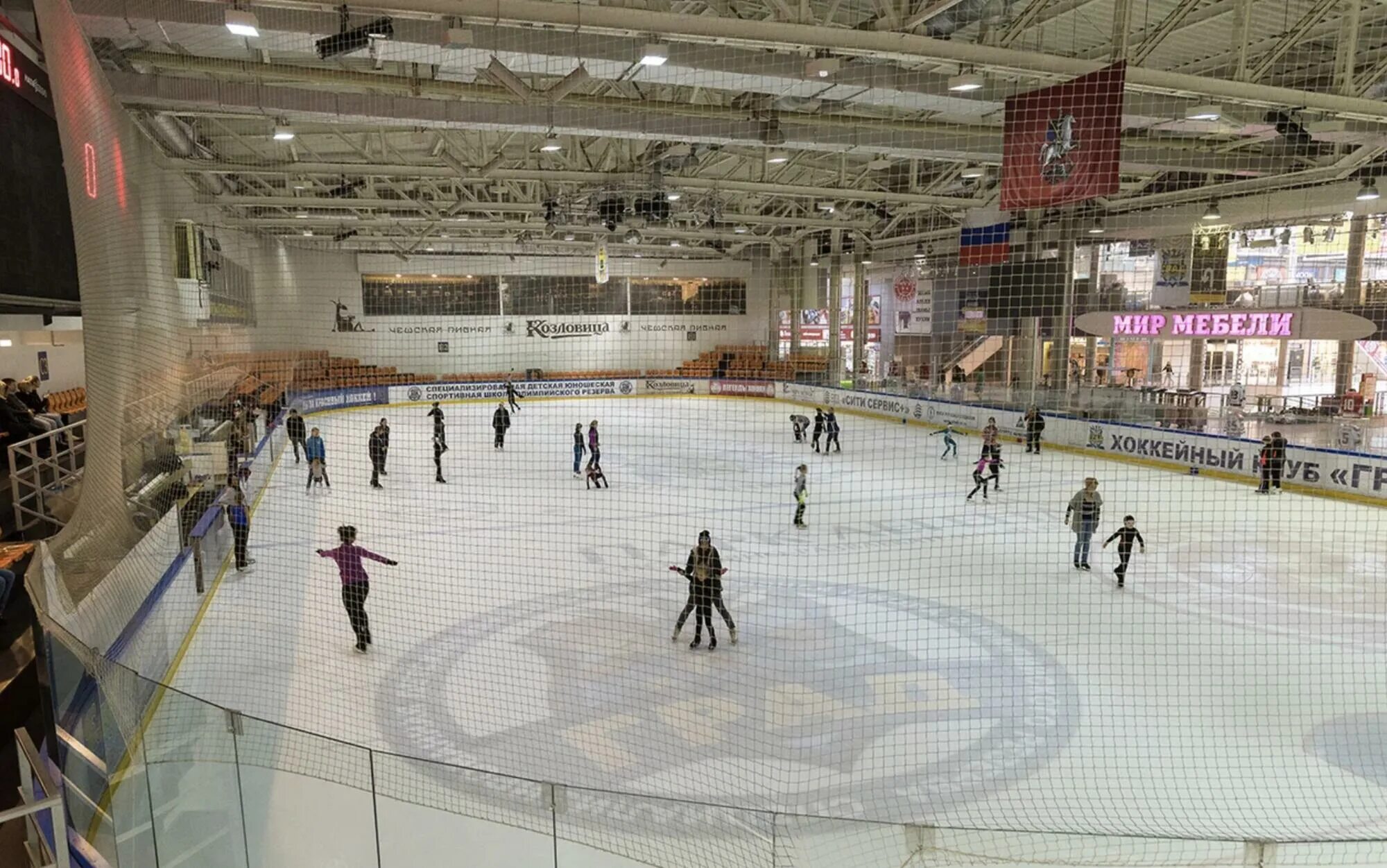 В каком городе каток. ТЦ город Лефортово каток. Крытый каток. Ice Rink каток. Образы на Крытый каток.