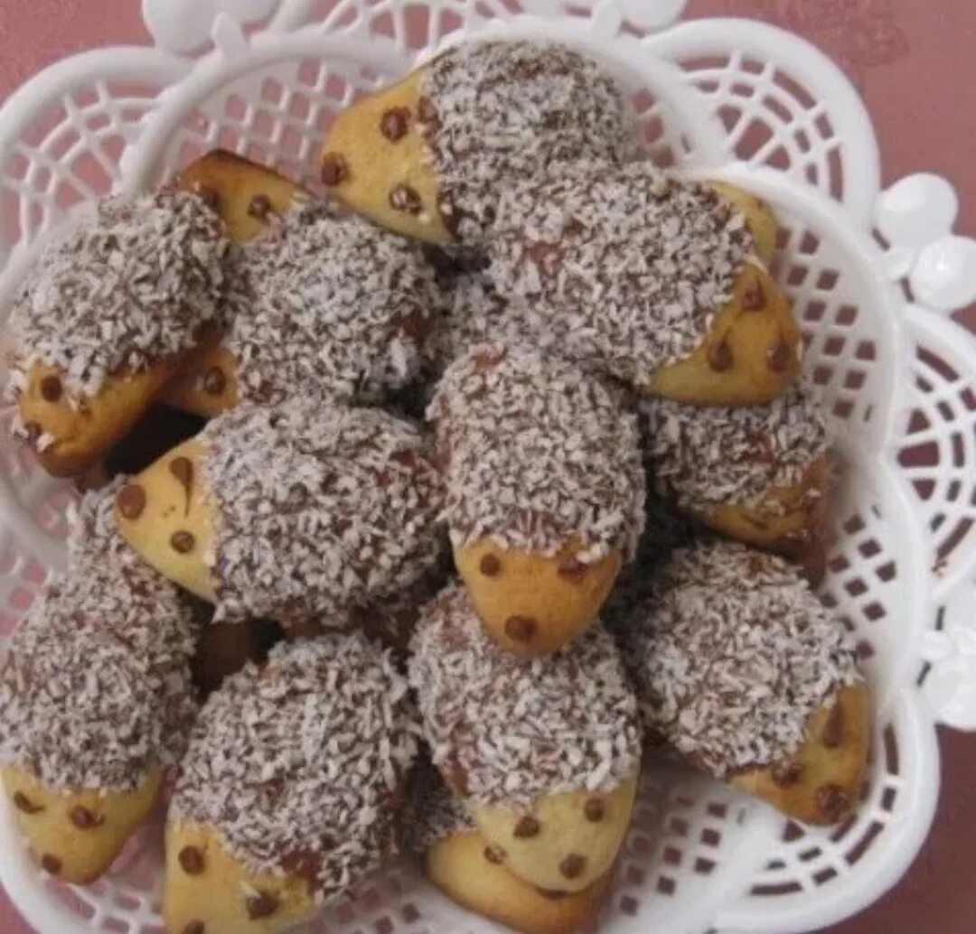 Ежик со сладостями. Пирожное «миндальные ёжики. Польское печенье ежики. Пирожное ежик. Печенье ежики.